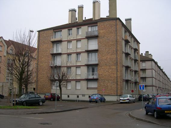  Immeuble moderne en briques et béton, quartier de la cathédrale